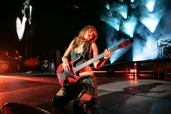 shutterstock_editorial_Maneskin_Victoria_De_Angelis_i_14133917b.jpg
